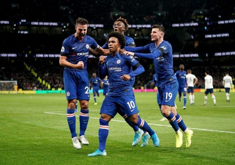 Willian in talks with Chelsea over new contract