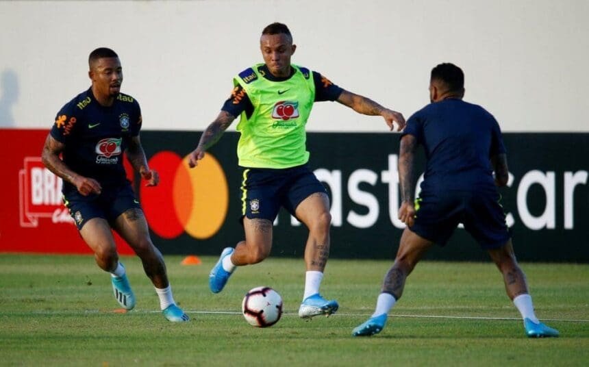 Everton-Soares-Brazil-training-alongside-Gabriel-Jesus