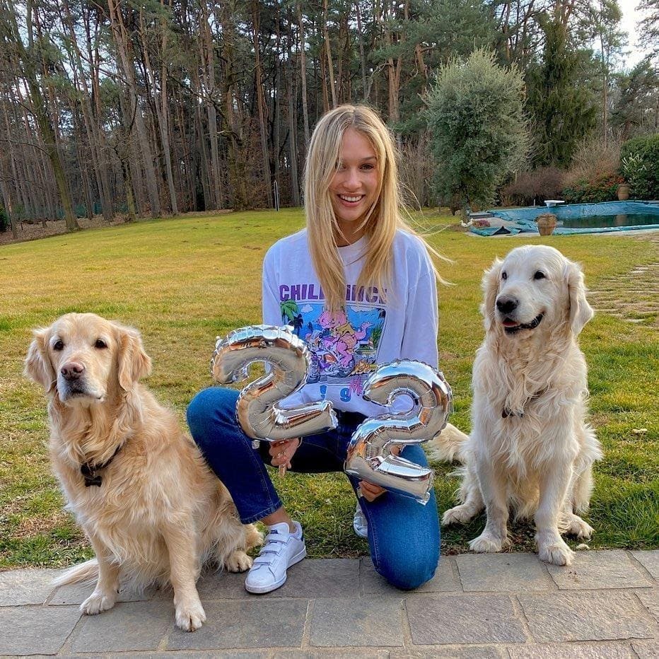 anna-modler-birthday-alexis-sanchez-dogs