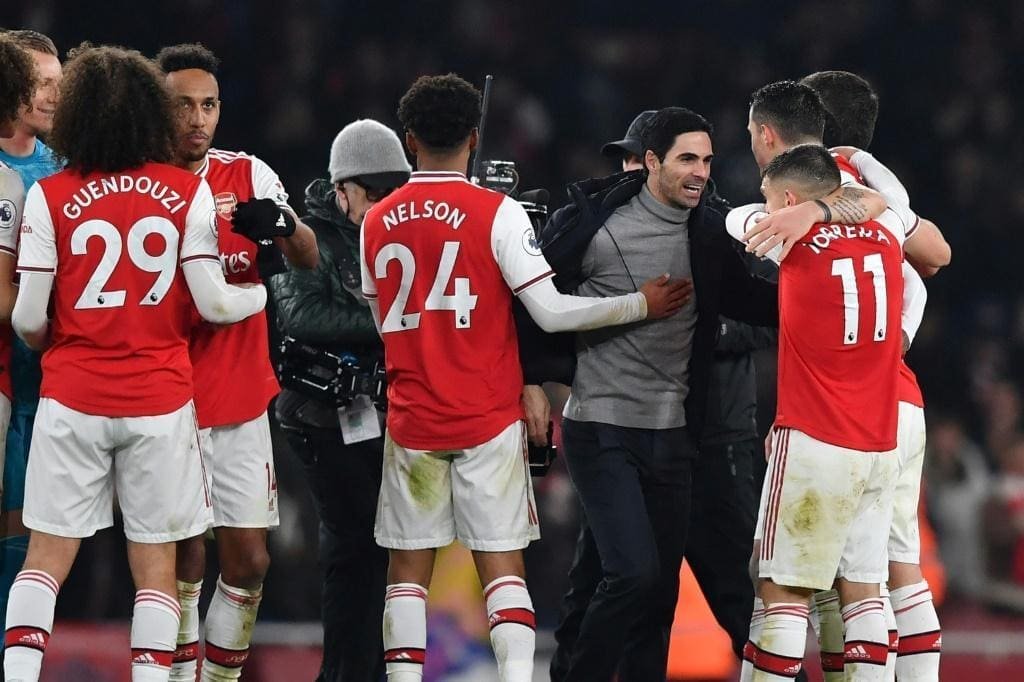 arsenal-boss-mikel-arteta-team-meeting