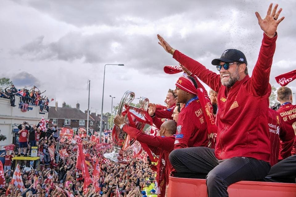 liverpool-trophy-celebration