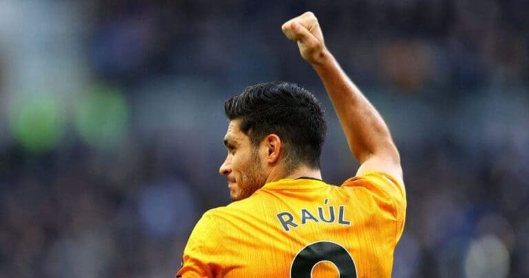 Raul Jimenez urged to make Manchester United move