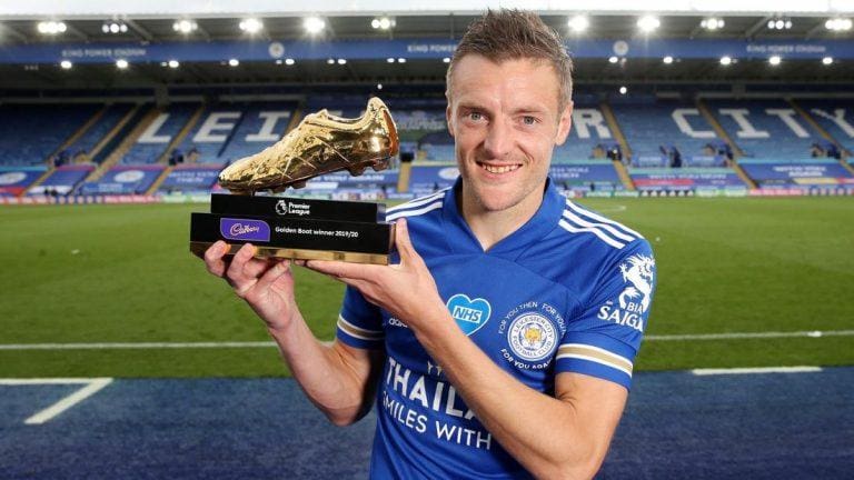 Jamie Vardy agrees a new deal with Leicester City