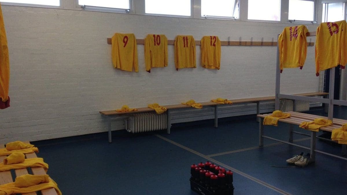 manchester_city_changing_room_vs_Cheltenham_town