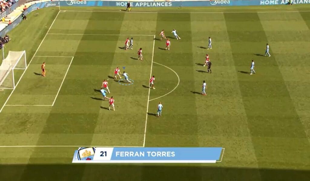 ferran-torres-between-defenders-goal-man-city-vs-arsenal-21-22