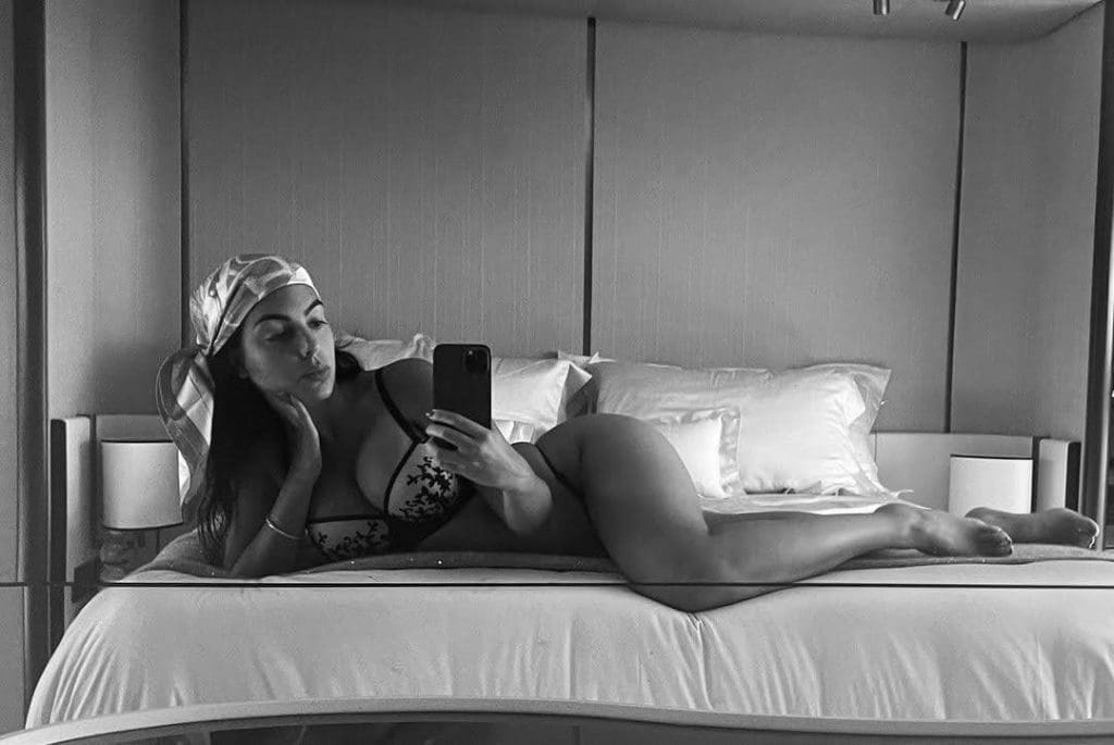 Georgina-Rodriguez-mirror-selfie